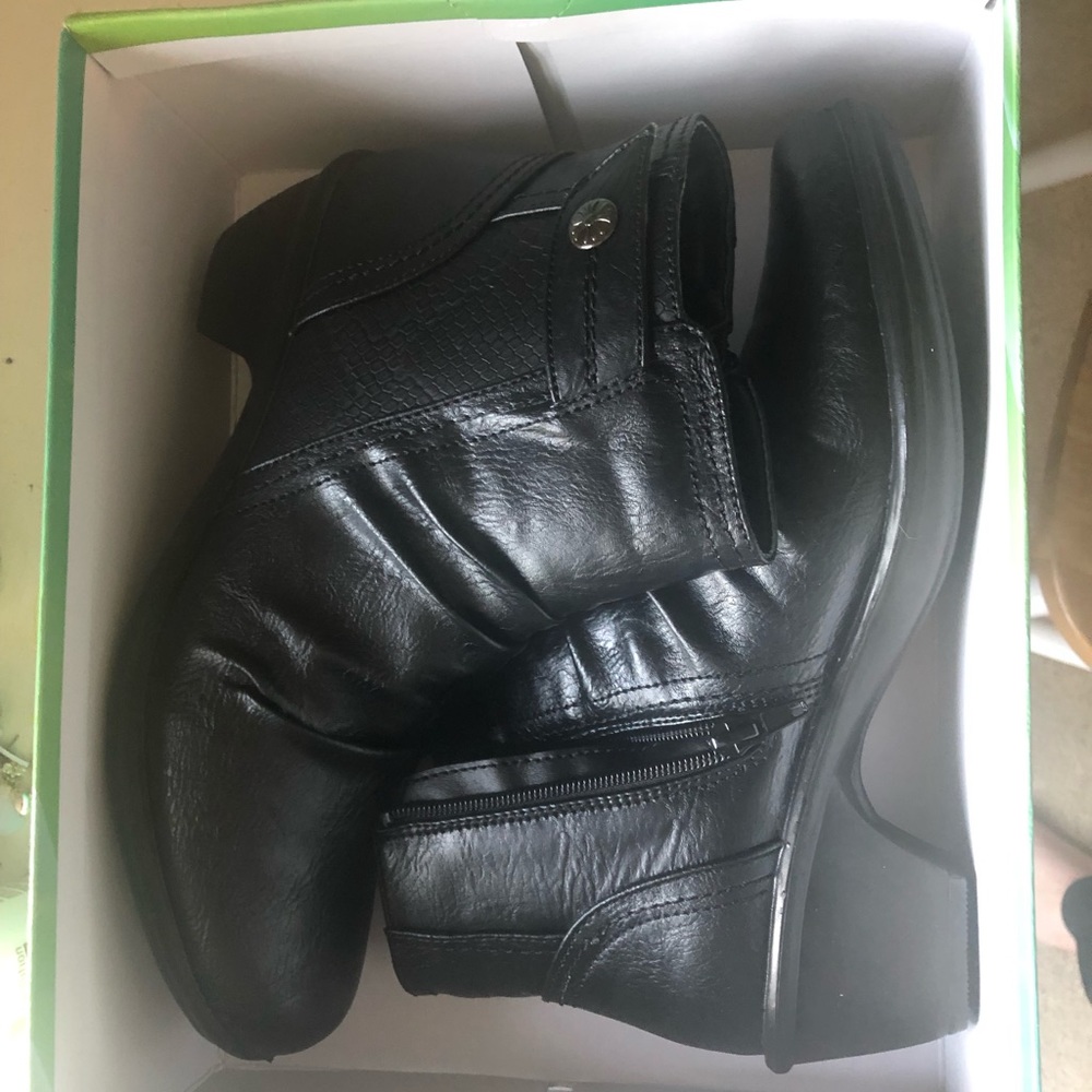 NEW black heeled comfort wave booties